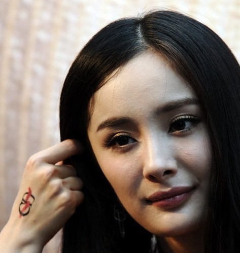 杨幂近照皮肤粗糙手添刺青效仿柏芝纪念爱情(图)