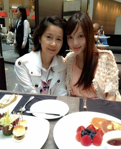 李小璐婚后赴港血拼与妈妈亲密逛街似姐妹(图)
