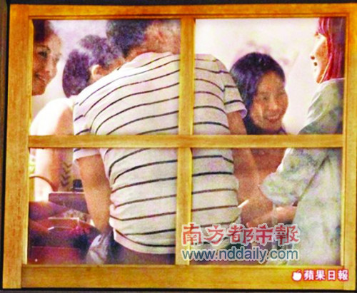 萧亚轩甜蜜摸柯震东大腿说话时“带有娇喘”(图)