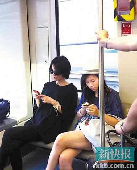 王菲母女坐地铁角落只玩手机窦靖童长发飘飘(图)