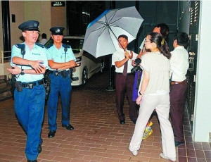 刘德华带爱女打针惊动警方朱丽倩挽老公甜笑(图)