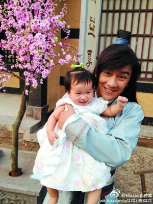 �º��񡰷����š���ϴ�ĸ������Ů��Ϸ��������