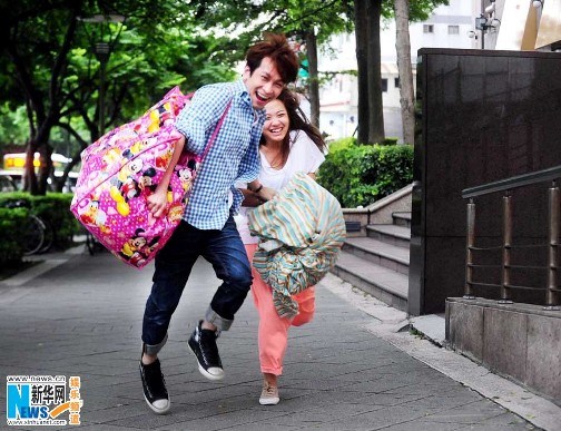 张智成杨谨《穷的只有爱》MV首发一起为爱私奔