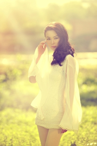 《甲午大海战》龚洁写真秀美腿享午后阳光(图)