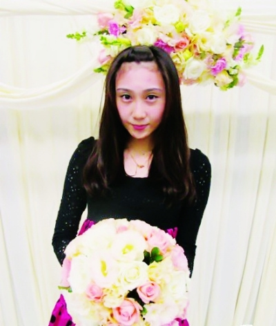 水均益19岁女儿模样似范冰冰瓜子脸长发披肩(图)
