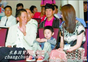 王志文一家三口温馨照曝光儿子已4岁聪明可爱