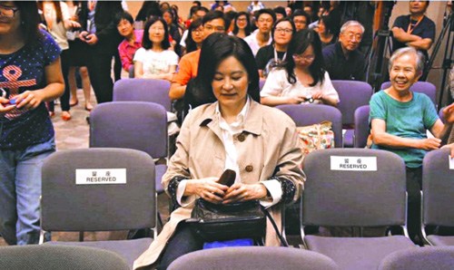 林青霞现身书展只字未提婚变传闻心情好一直甜笑