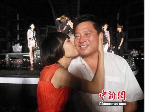 王腾戊晋级“天籁之声”12强狂喜献吻