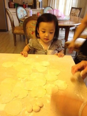 赵薇老公曝爱女新照小四月包饺子似洋娃娃(图)