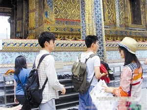 张翰郑爽低调甜蜜游泰国深情对视十指紧扣(图)