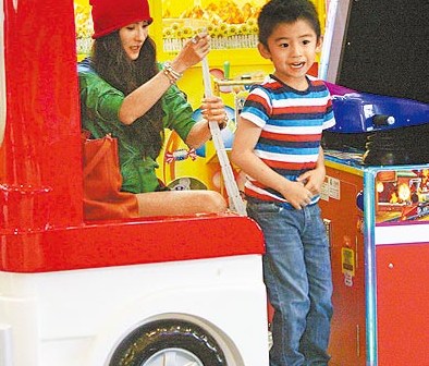 张柏芝串门打电动行程满档Lucas挖鼻孔模样可爱