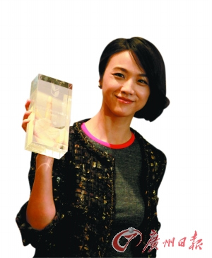 汤唯瘸腿领奖自曝仍单身:一直在等待有缘人(图)