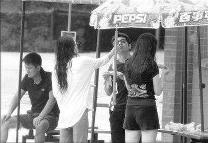 被女友章子怡亲手喂玉米撒贝宁兴奋嘟嘴卖萌(图)