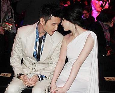 冯绍峰倪妮牵手同行女方嫣然一笑尽显浓情蜜意