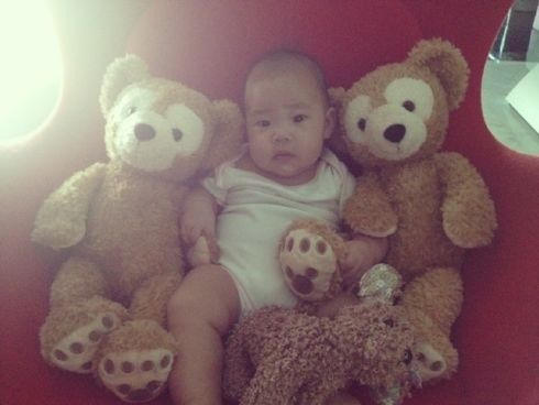 小S晒许老三萌照表情镇定带痞气酷似男孩(图)