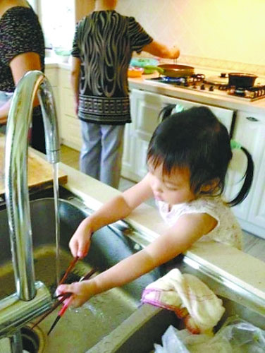 赵薇爱女厨房照曝光小四月头扎小辫认真洗筷子