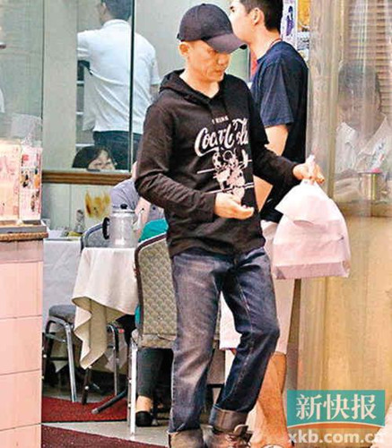 梁朝伟对刘嘉玲爱护有加为老婆排队买外卖(图)