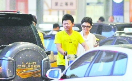 董文华儿子首曝光继承母亲圆脸接机十分孝顺(图)