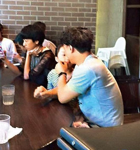 徐濠萦骂人被拍片段曝光陈奕迅摸女儿脸颊(图)