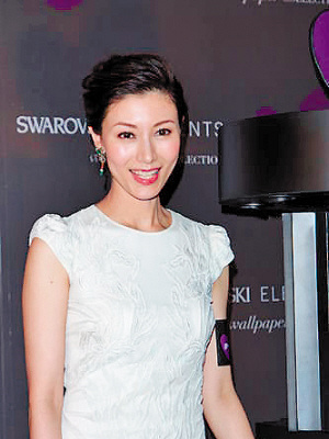 李嘉欣白色连身裙大秀美背自曝儿子好奇心强
