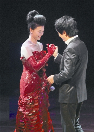 宋祖英与郎朗台上扳手腕赞奥运开幕式憨豆表演