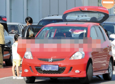 毛阿敏开廉价车平实朴素与助理一起放皮箱(图)