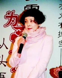 安雯哭诉经纪人不满其挣钱救苏越已几个月没拿钱