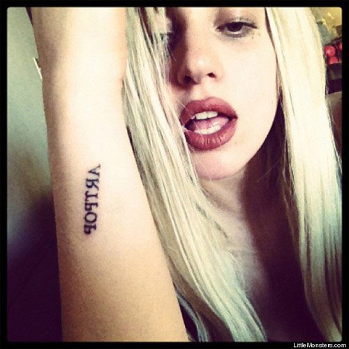 LadyGaga秀手臂内侧新纹身网友猜为新专辑名称