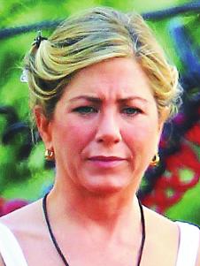 安妮斯顿“枕头脸”丑照曝光被疑出现整容后遗症