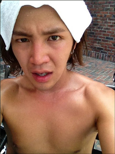 张根硕晒裸上身自拍欲挑战网球王子险烫伤(图)