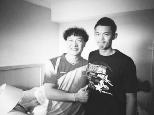 陈奕迅与林丹合影曝光穿国家队队服兴奋竖大拇指