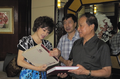刘晓庆晒90后粉丝送其礼物贴心让众人别再送(图)