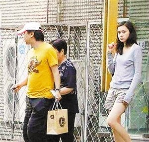 崔健19岁性感女儿曝光身材高挑学习艺术专业