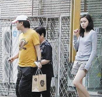 崔健19岁女儿曝光身材高挑相貌一般五官似老爸