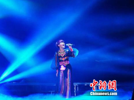 高晓松赞小黑唱民族歌动人:躺着唱都没问题(图)