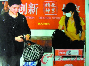汤唯摔伤脚获神秘男小心呵护欲帮其推车遭拒绝