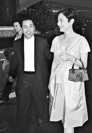 林青霞否认离婚老公摆臭脸指示保镖阻拦记者