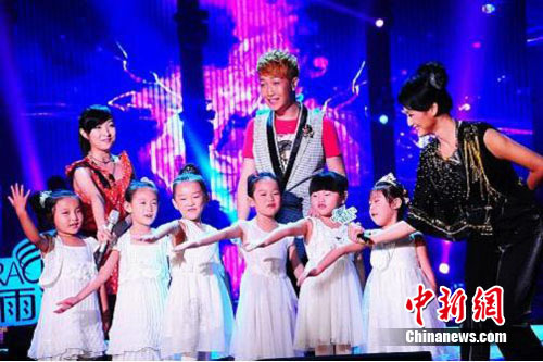高晓松见“小天使”学自己说话调侃索要版权(图)