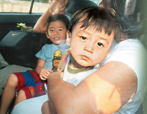 张柏芝儿子遭追访Lucas拿弟挡镜头小Q眼神哀怨