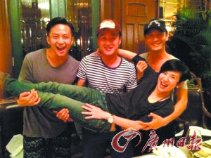 吴君如被黄晓明邓超齐抱搞笑称“娱乐圈好乱”(图)