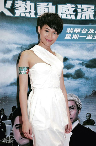 胡杏儿否认因情伤剪短发暂不恋爱:单身很开心
