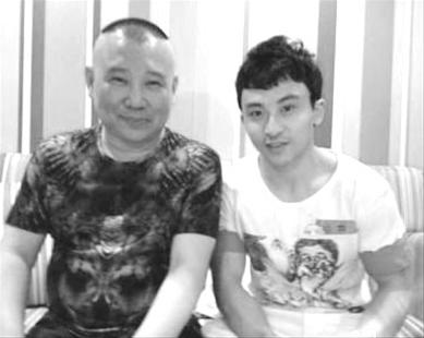 冯喆与郭德纲合影表情乐呵网友:一起说相声(图)