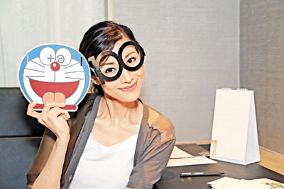 李嘉欣戴夸张黑框眼镜卖萌 手举多啦a梦甜笑(图)