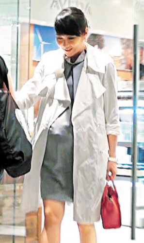 黎姿怀孕7个月挺巨肚逛街穿修身裙肚脐凸到现形