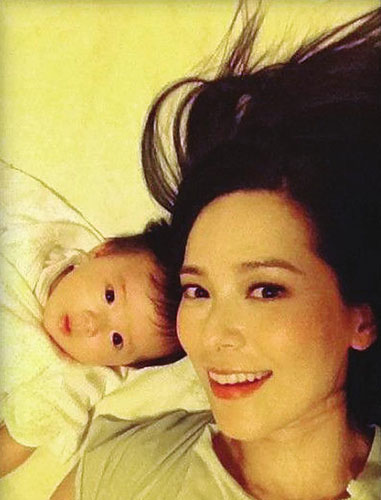 郭羡妮晒与爱女“床照”女儿大眼亮晶晶似妈妈(图)