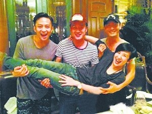 吴君如晒“帅哥福利照”遭黄晓明邓超佟大为横抱