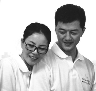 李亚鹏王菲西餐厅享午后时光男方贴心帮妻拿东西