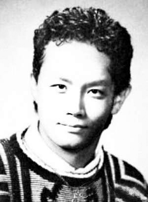 乐嘉晒卷发黑白PS照网友调侃:怎么不秀肌肉(图)