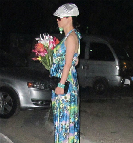 芙蓉姐姐疑似失恋爆肥深夜拿花等神秘男子(图)