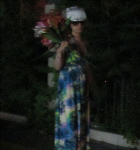 芙蓉姐姐疑似失恋爆肥深夜拿花等神秘男子(图)(3)